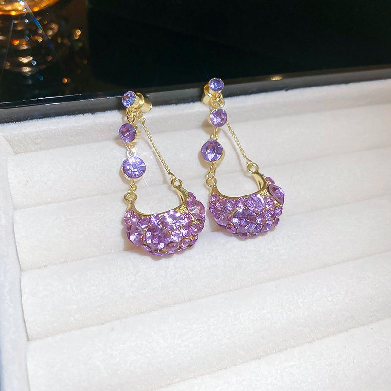 

Роскошные серьги-иглы из серебра с инкрустацией бриллиантами и плетеная сумка-корзина для женщин