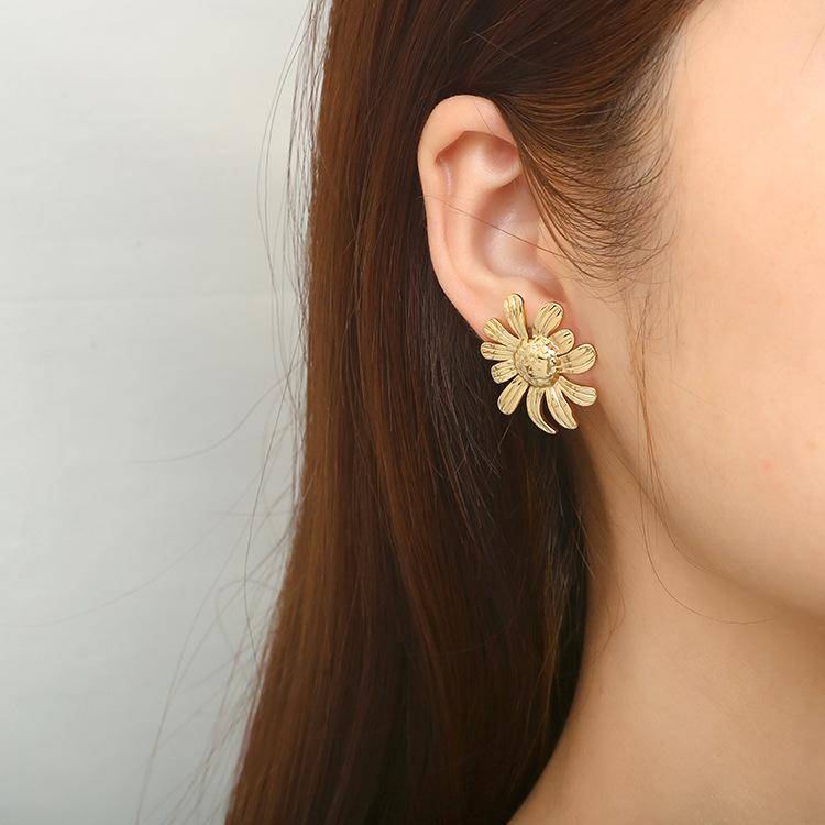 Small Daisy Flower Stainless Steel Earrings Exaggerated Niche Design Sense 18K Earrings