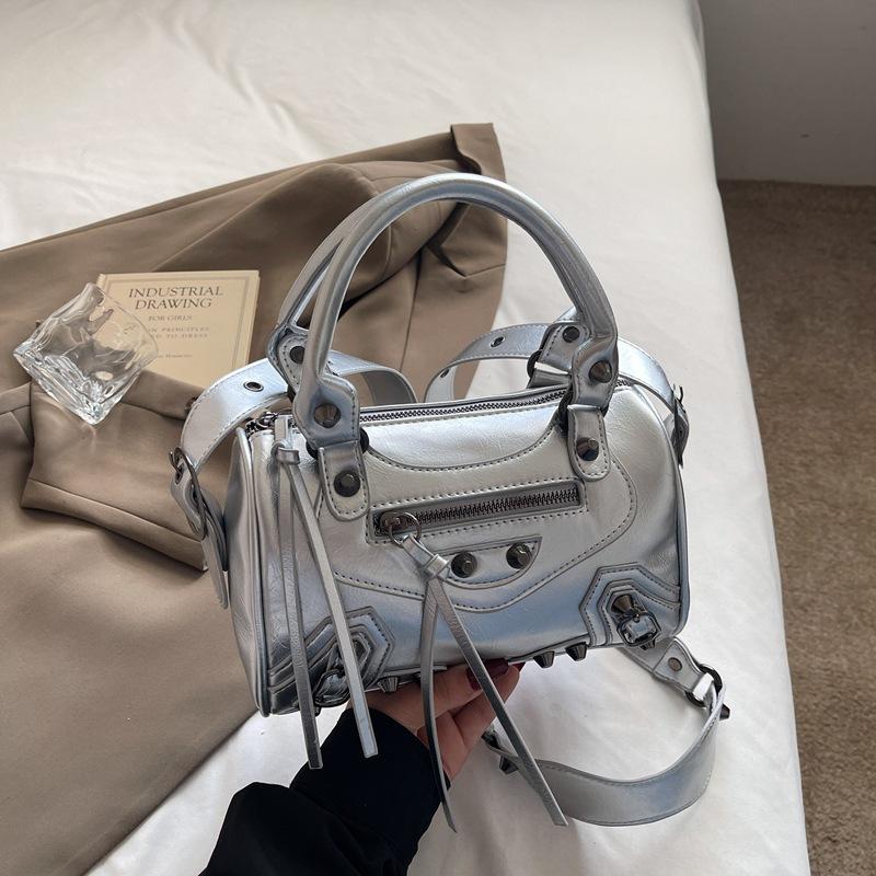 Nouveau sac locomotive à rivets de mode haut de gamme tendance portable épaule messager sac pour femmes