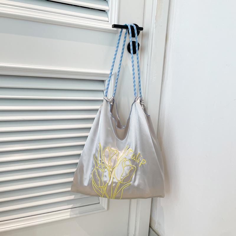 Niche flower embroidered canvas bag girl Korean version large commuter cloth bag summer versatile shoulder tote bag