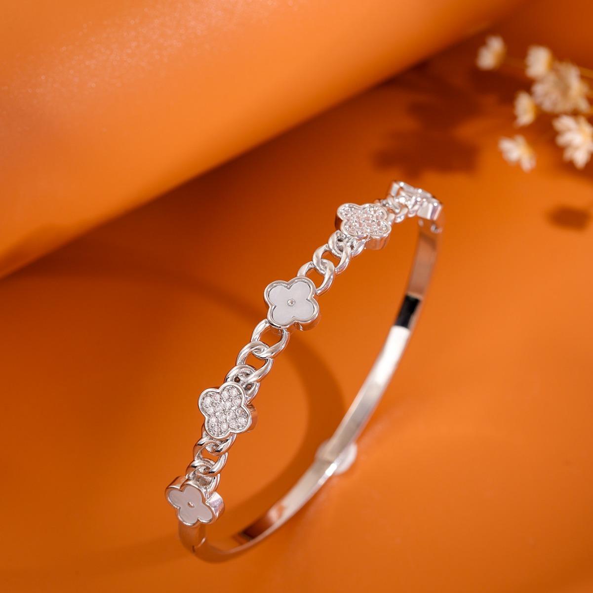 

Браслет Ins Cool Клевер Цветок Ажурный Легкая Роскошь Мода Высокий Класс Темперамент Женское Украшение для Руки 19CM