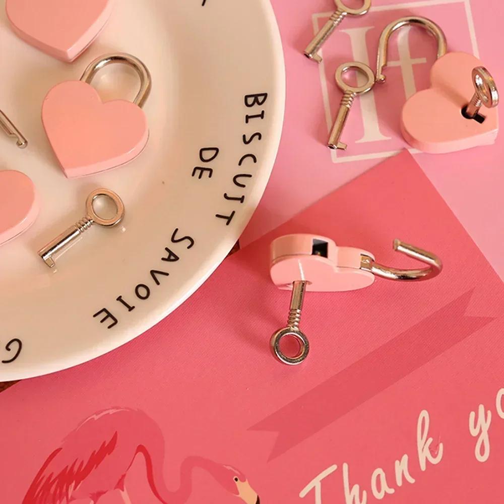 Precioso Candado Rosa Estilo Antiguo Forma de Corazón Candado Vintage Rosa Romántico Encantador Diario Candados Llave con Llave Nuevo