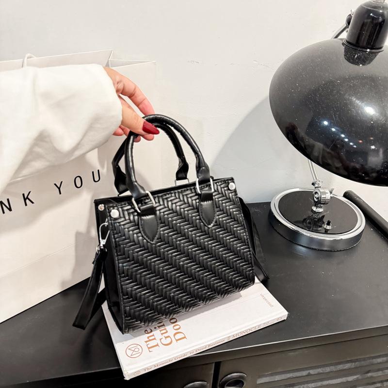 

Повседневная сумка-мессенджер, универсальная, с высококлассным ощущением, однотонная, маленькая квадратная сумка, женская, легкий зарубежный стиль, простая модная трендовая сумка-мессенджер чёрный