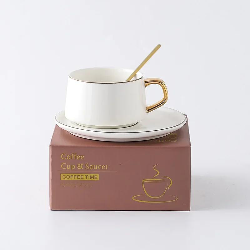 Cana de cafea de familie în stil european, ceașcă de ceramică cu lingură de aur, ceașcă de cafea rafinată, coaster alb strălucitor, rechizite pentru restaurante