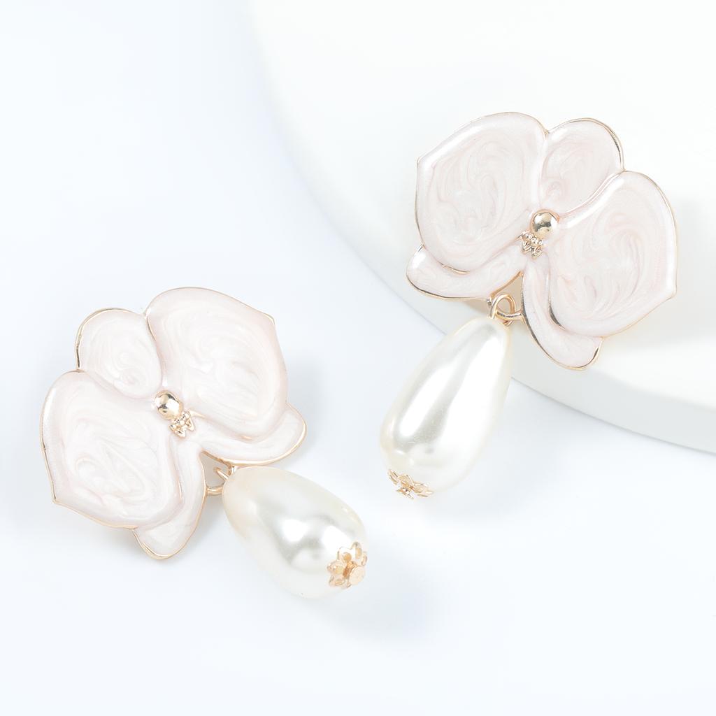 Modische und einfache Metall Tropfen Öl Blume Imitation Perle Ohrringe Mädchen beliebte Retro Tropfen Ohrringe Partei Schmuck Zubehör