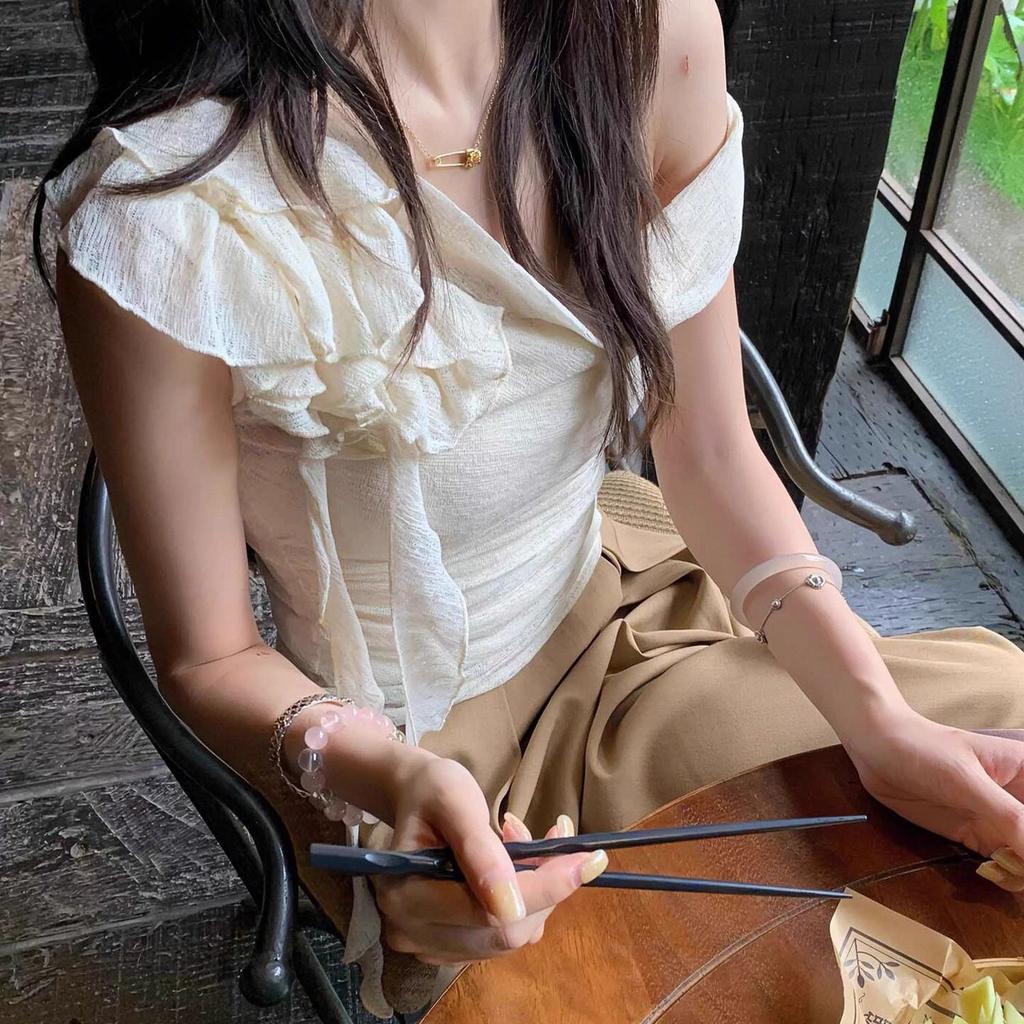 French Pure Desire Niche Design Swinging Neck Streamer Slanted Shoulder T-shirt Women's New Spring and Summer Pleated Thin Top