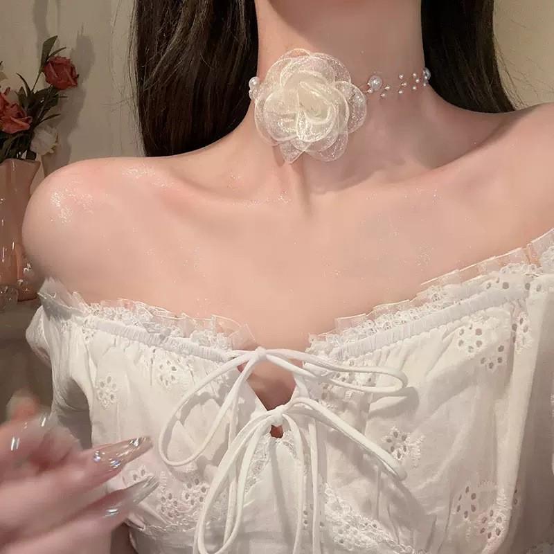 

2024 Роскошный чокер с камелией и жемчугом: Элегантное женское ожерелье на ключицу