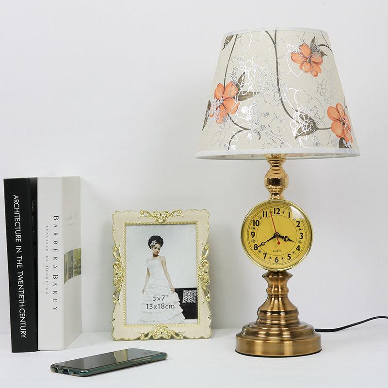 Europäische Schreibtischlampe, Retro-Schlafzimmer-Nachttischlampe, amerikanische dekorative Beleuchtung mit Uhr und Nachtlicht