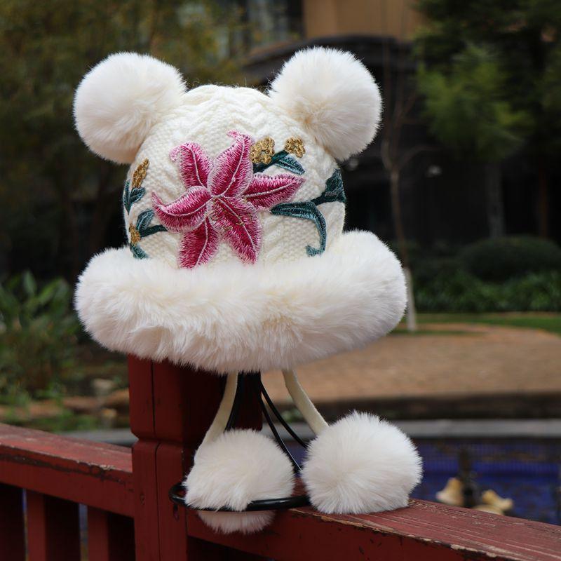 

Вышитая цветочная бархатная шапка для защиты ушей, утолщенная на осень и зиму, теплая и морозостойкая, шапка с вышитым маленьким лицом