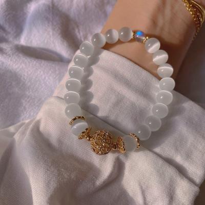 Niche White Cat's Eye Stone Bracelet Elegant and Minimalist Moonstone Bracelet for Women with a Natural Aesthetic