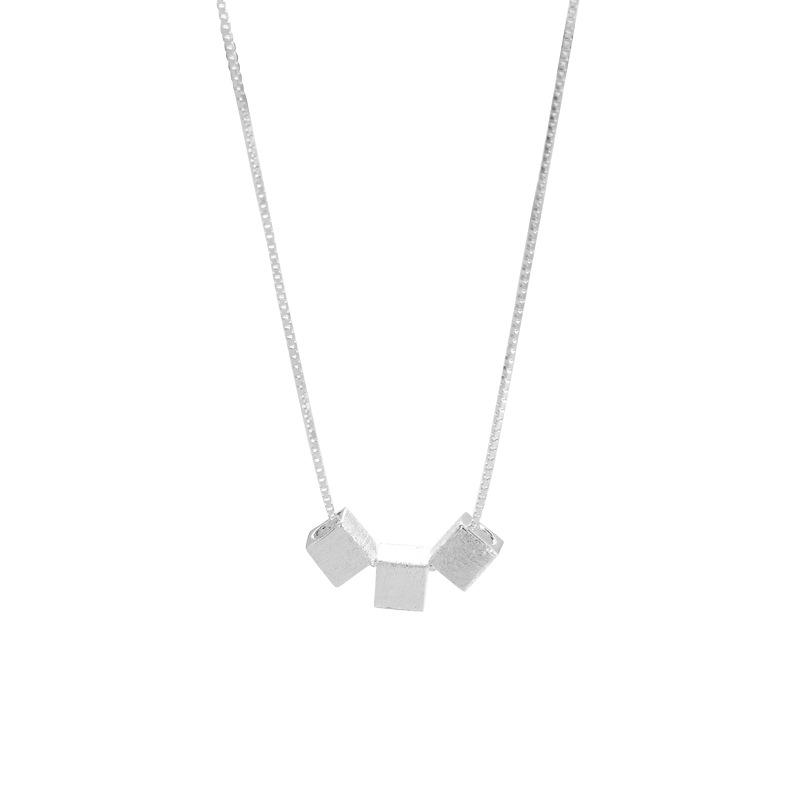 Collier carré brossé pour femmes, niche exquise, géométrique, polyvalent, collier de style froid ins