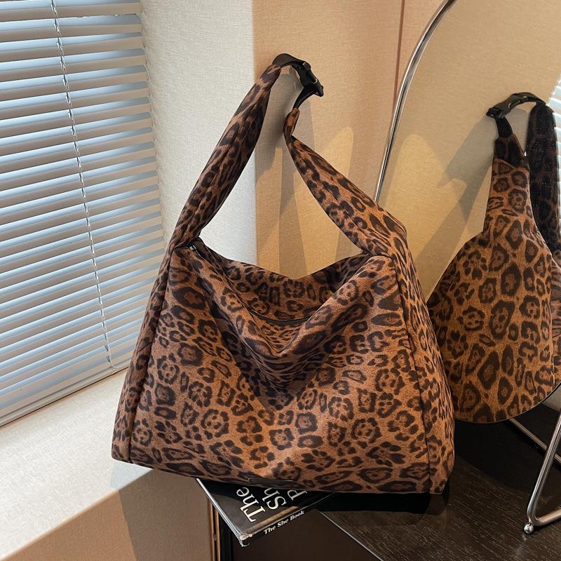 Leopard print bag women's large capacity 2025 new autumn and winter casual shoulder underarm bag versatile work commuter tote bag