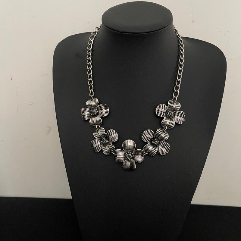 Unique Style Flower Necklace: Trendy High-Class Clavicle Chain for Women, Exquisite Temperament Choker