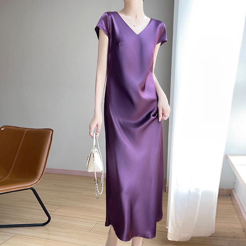 Elegante Vestito Estivo da Donna Dorato con Scollo a V in Raso e Maniche Corte