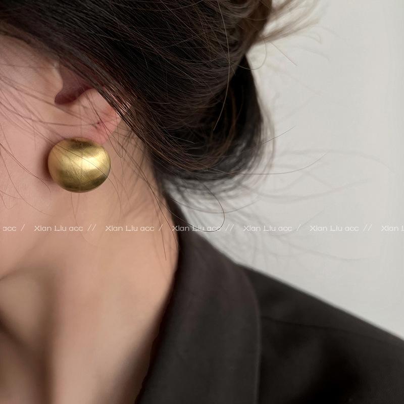 Gold retro brushed ball stud earrings niche design sense premium earrings women s new popular metal earrings