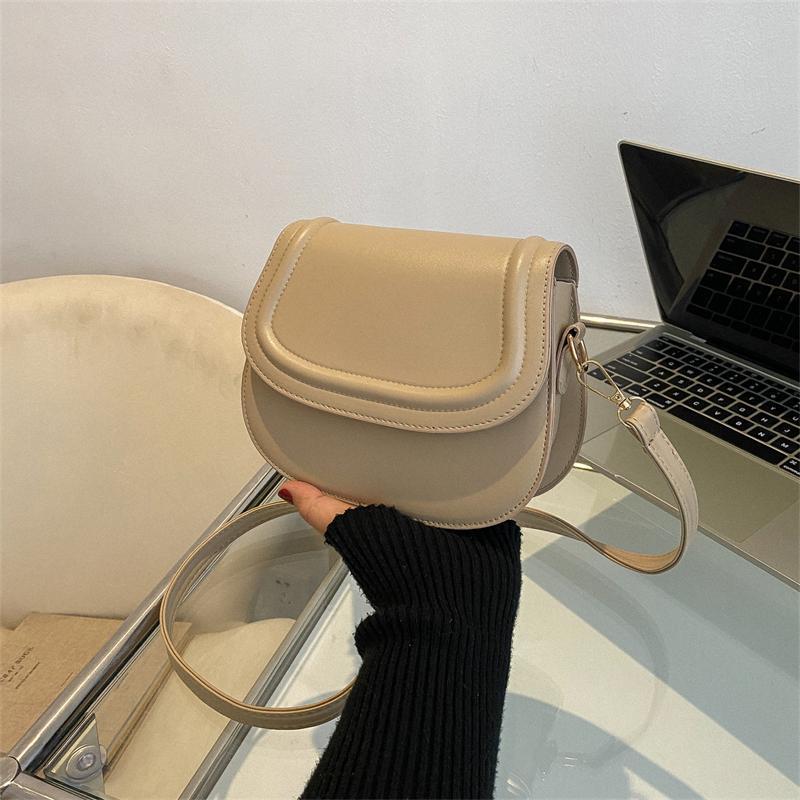 

Korean version of simple retro girl messenger bag women 2025 new trendy Japanese simple shoulder messenger bag saddle bag one size fits all хакі