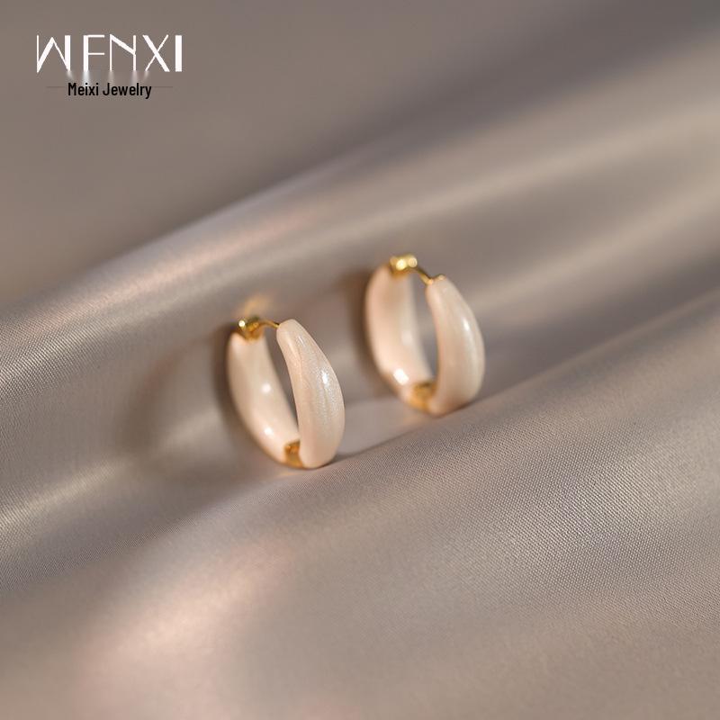 Zhou Yutong Red Drip Glaze Earrings: High-End, Niche Design, Light Luxury, Perfect for Autumn/Winter.