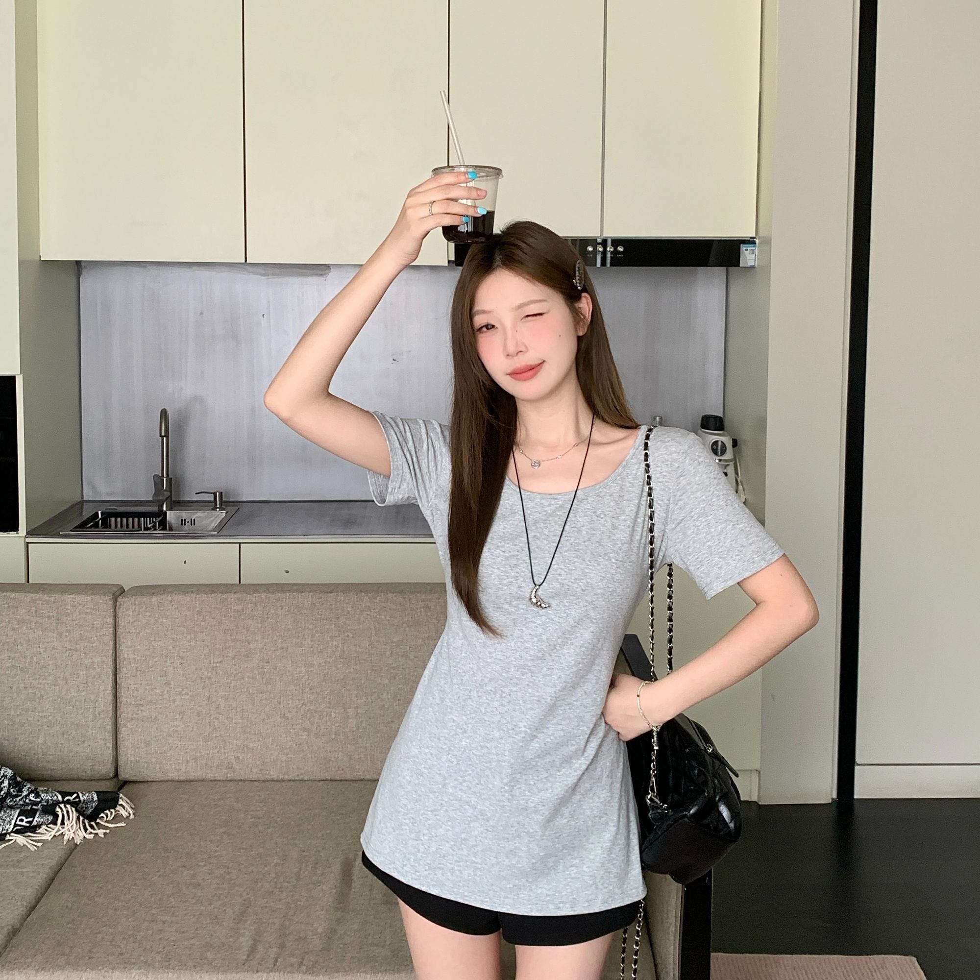 

Летняя новая облегающая футболка с открытым правым плечом, скрывающая живот, стройнящая, средней длины, шикарная, милая, с короткими рукавами L серый