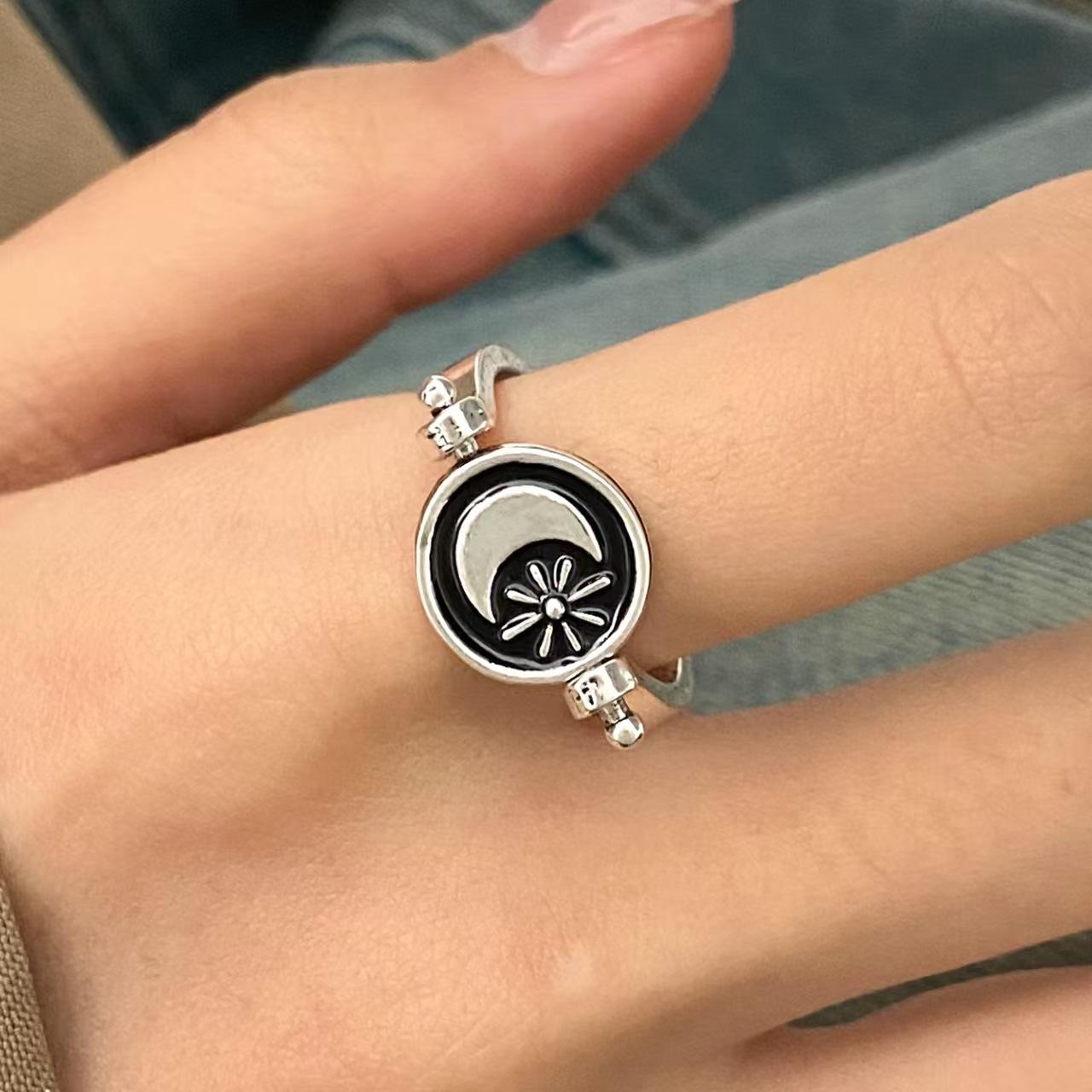 

2025 Креативное ретро вращающееся кольцо с буквами в виде солнца и луны, простое, с индивидуальностью, двухстороннее декомпрессионное вращающееся кольцо, ювелирное изделие