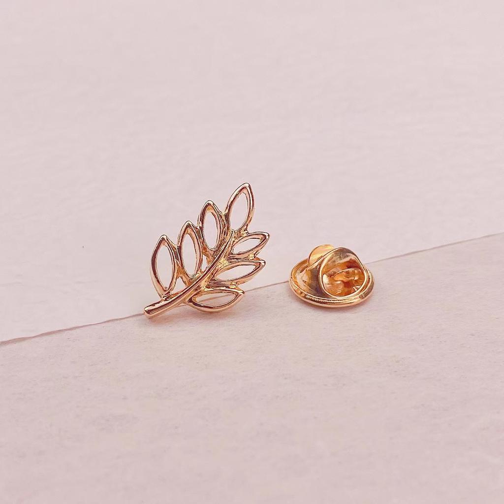 Personality Hollow Metal Brooch Anti Exposure V-neck Buckles Accessories Versatile Small Brooch Pin Coat Buttons Ornaments Gifts