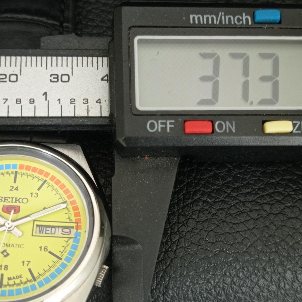 VINTAGE SEIKO 5 AUTOMATIC 7009A JAPAN MENS YELLOW COLOR DIAL WATCH A709114-1
