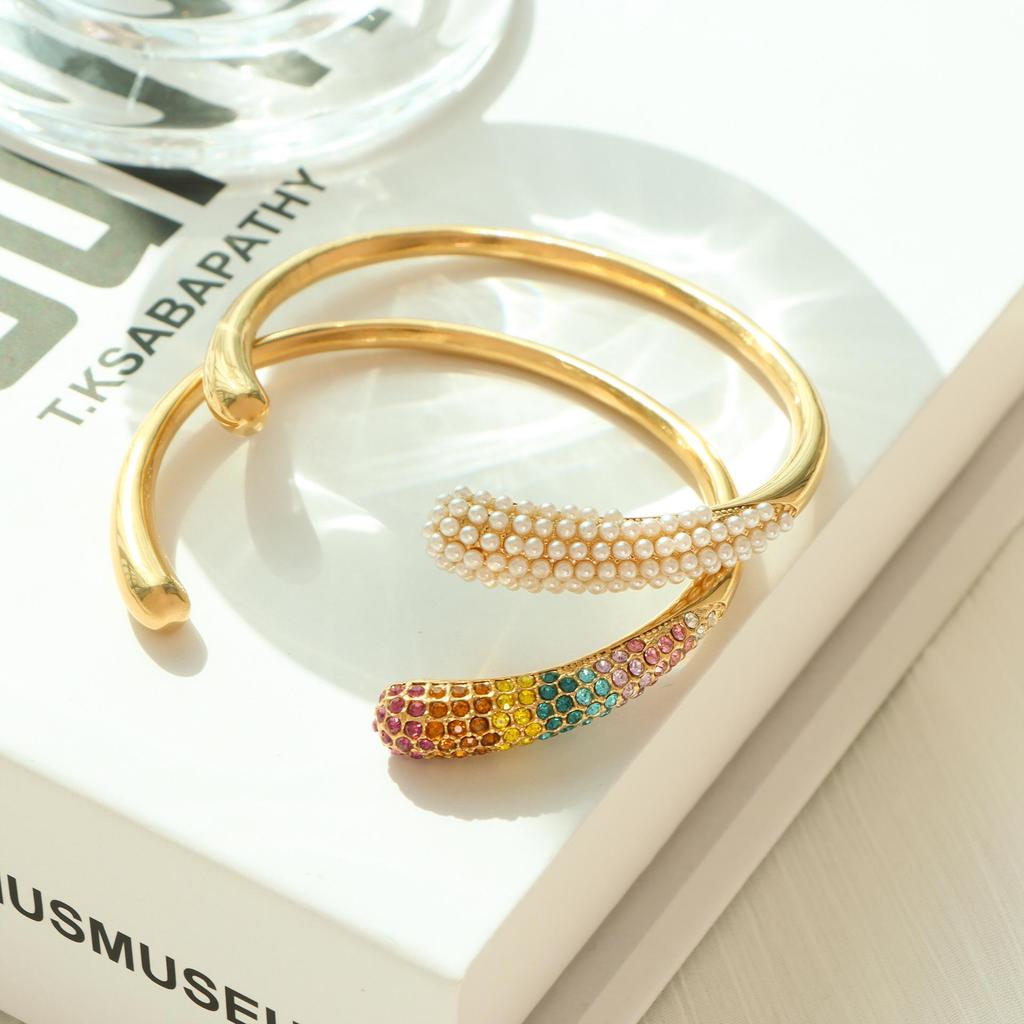 Elegantes Europäisches Titanstahlarmband: 18K Vergoldet, Vielseitig, High-End Design für Damen