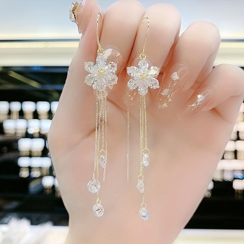 A Pair of Women S Stylish Stud Earrings with Zirconia Flower Design And Tassel. белый