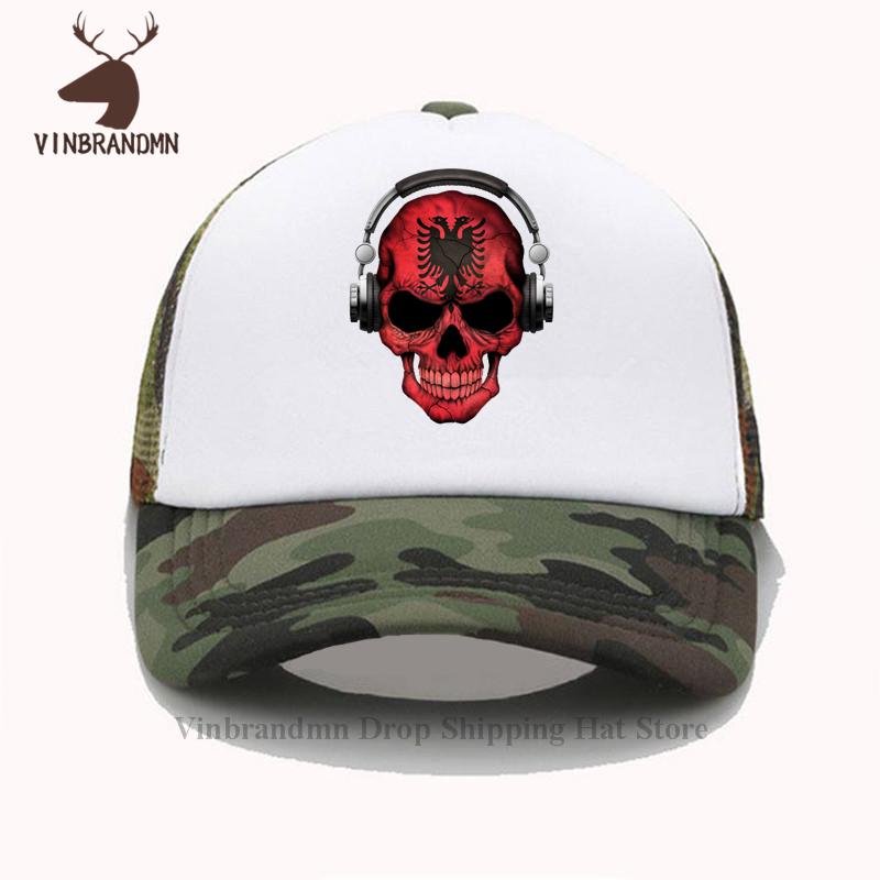 Dunkler Totenkopf Deejay mit Albanischer Flagge Fischerhut Unisex Damen Lustig Albanien DJ Skelett 3D Grafikdruck Boho Kreativ Baseballkappen