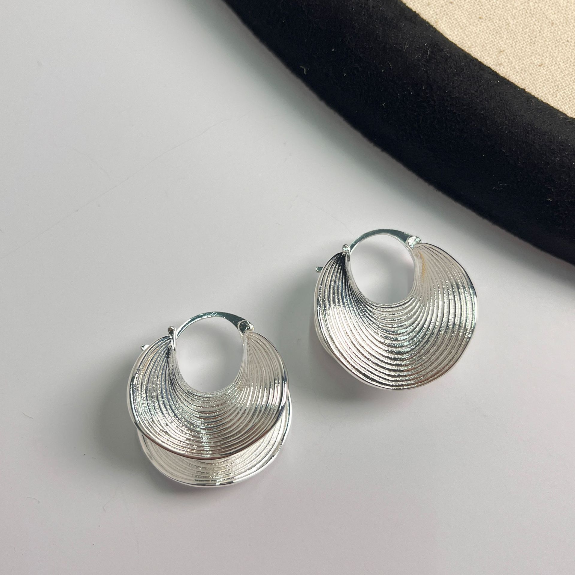 

Ретро уникальные металлические круглые серьги женские осенне-зимние легкие роскошные нишевые серьги-пряжки высокого класса темпераментные