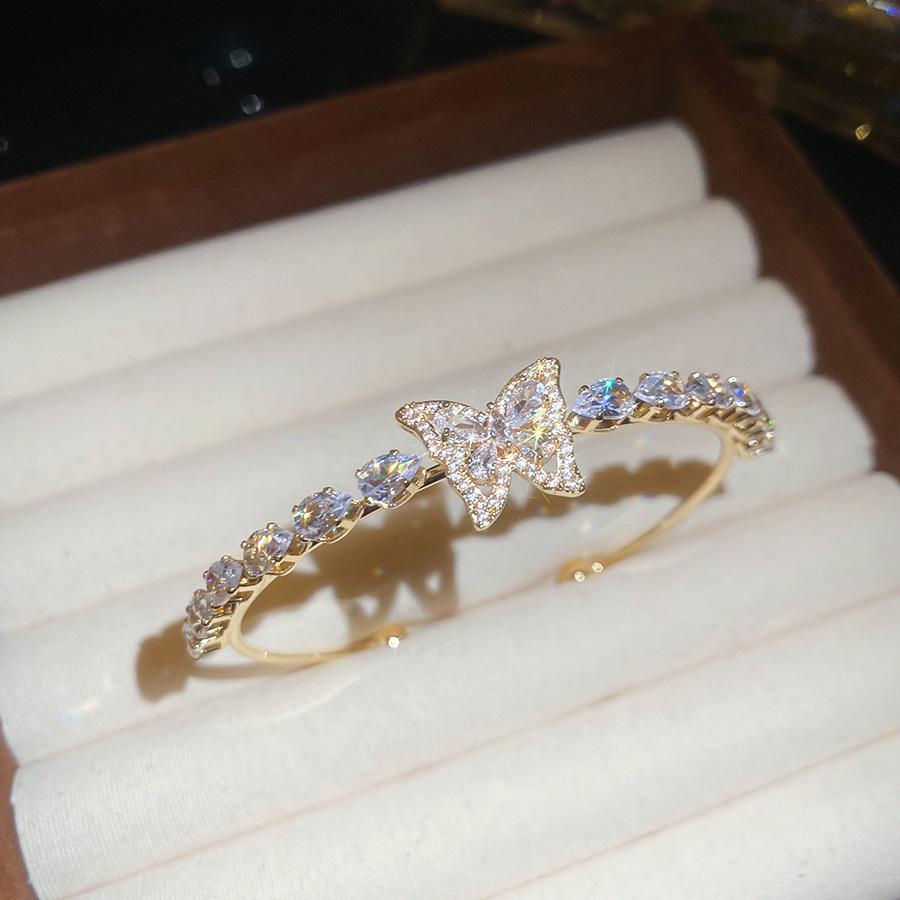 Elegant Geometric Rhinestone Zircon Buckle Bracelet: A Versatile and Luxurious Accessory for Women