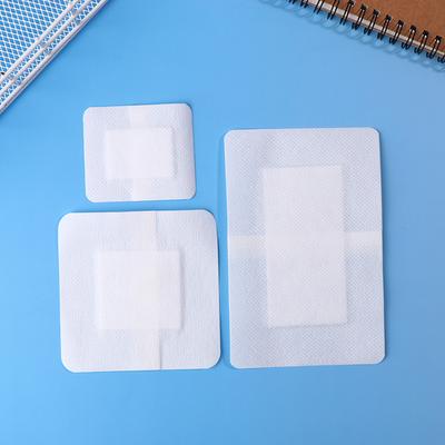 10 Stück Atmungsaktive Selbstklebende Wundverbände – Weiche Vlies-Gaze-Pads mit Elastischem Rand für den Außenbereich