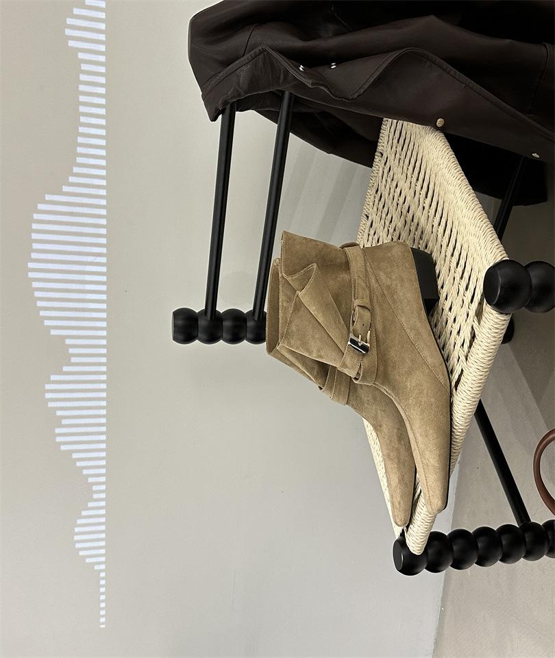 

French square head small short boots women s 2025 autumn and winter new thick heel bare boots retro pleated matte boots 39 хаки
