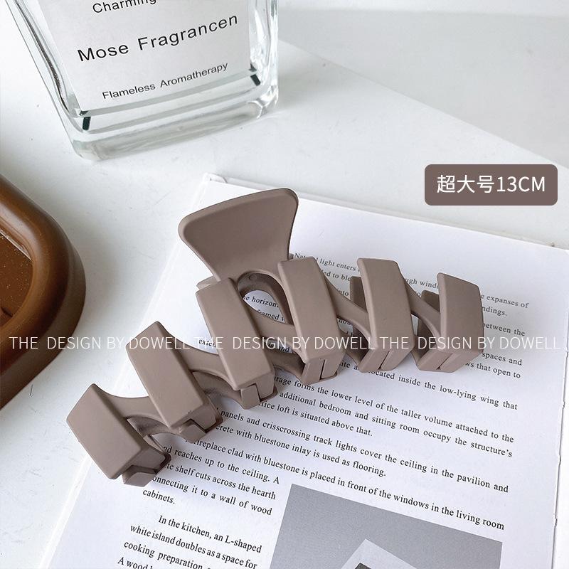 

Fashionable Jumbo 13cm Hair Claw Clip For Women Stylish Accessory For All Occasions Light Brown