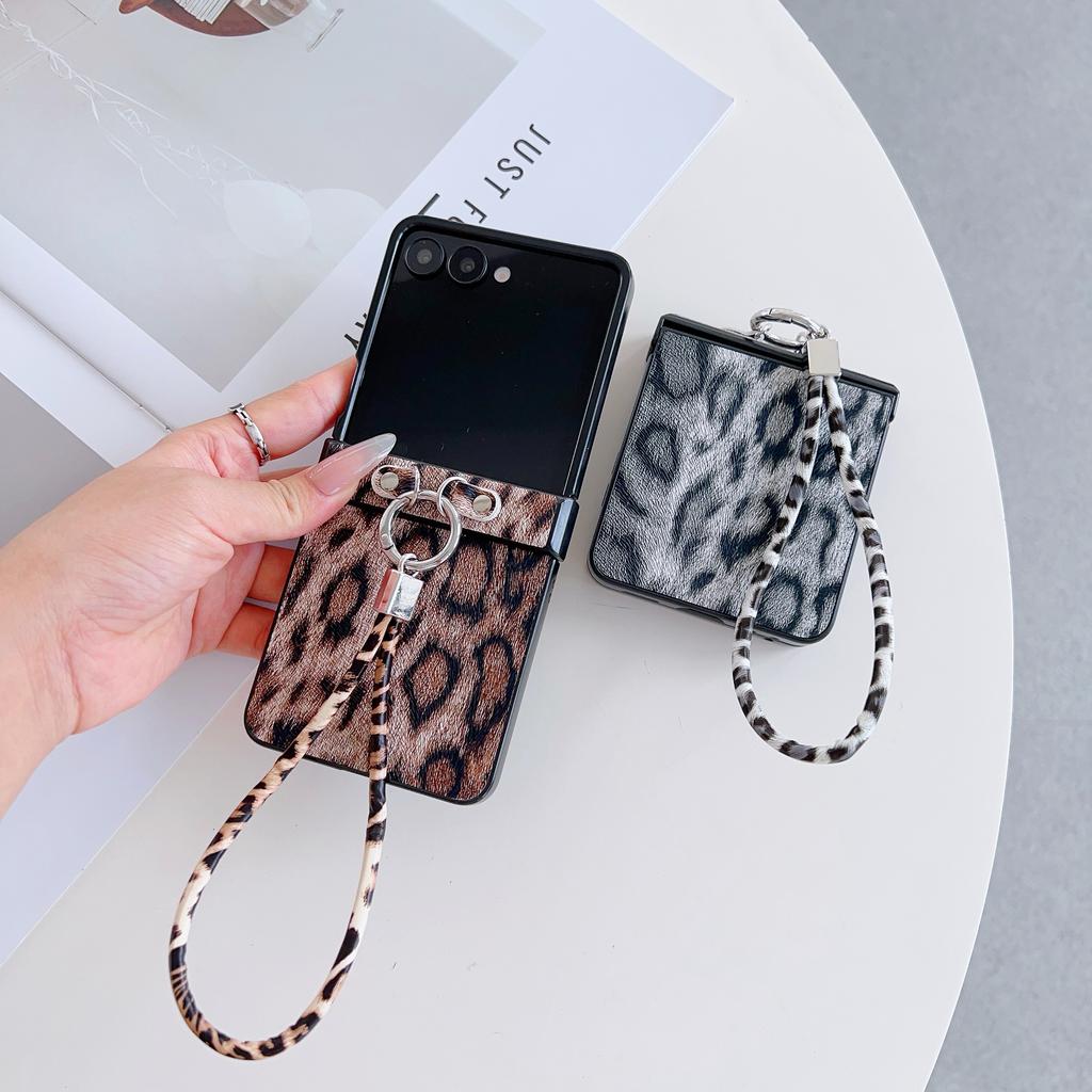 For Samsung Z Flip7 ZFlip6 Fashion Leopard Print Fold Phone Case for Galaxy Z Flip 3 4 5 6 7 Flip7 FE Wrist Strap Leather Cover
