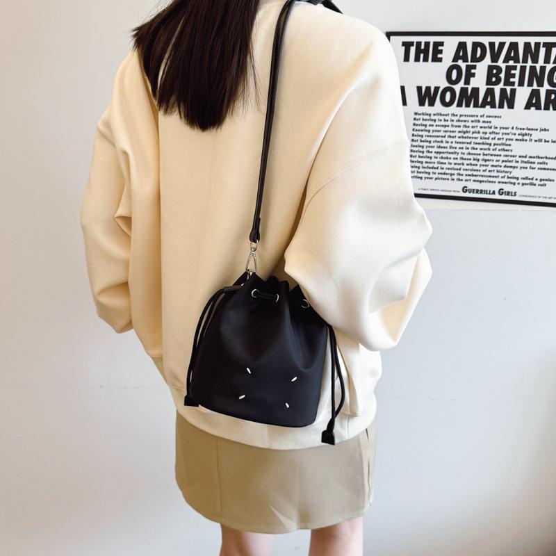 Popular Bucket Bag Women's New Simple Casual Shoulder Bag Fashionable Commuter Versatile Messenger Bag