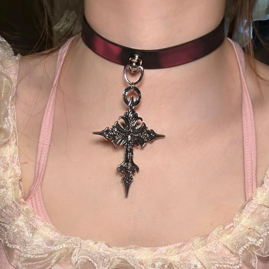 Chique Pittige Meisje Leren Bel Choker Ketting – Uniek Minderheidsontwerp