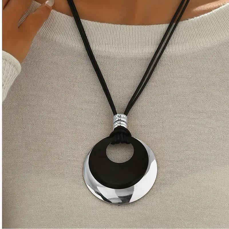 

1 Кулон-кольцо в черно-золотой цветовой гамме, ожерелье, ретро, высококлассные, универсальные украшения, цепочка для ключицы, цепочка для свитера на осень и зиму