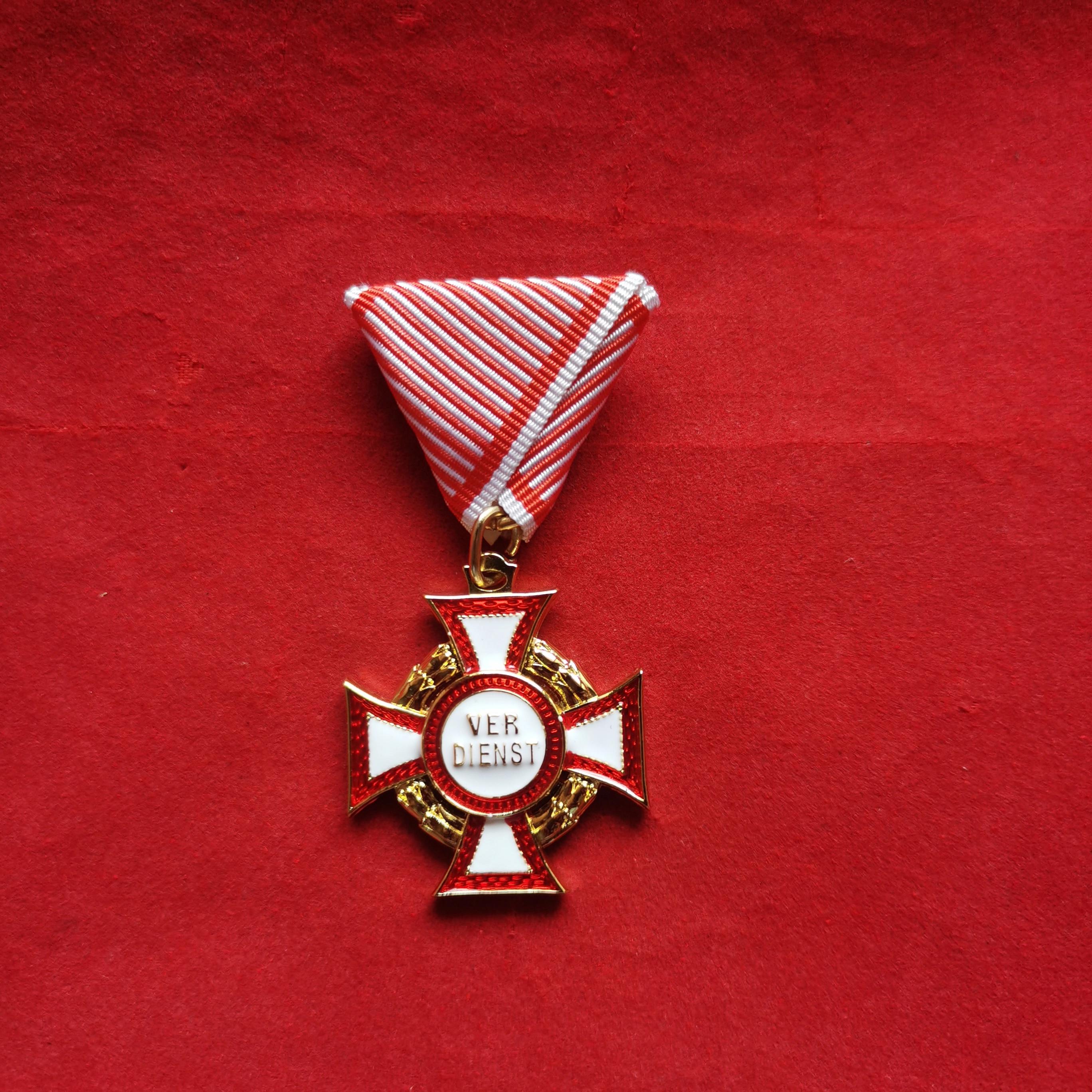 

Австро-венгерский герб Треугольник Висячий Мемориал Первой мировой войны Станция Период Ранняя Первая мировая война