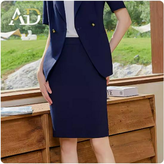 

Женский приталенный темно-синий костюм с коротким рукавом для деловых мероприятий L