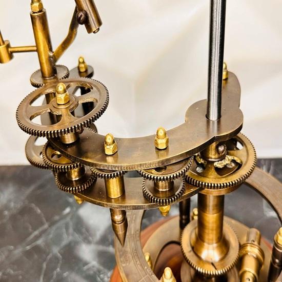 Orrery aus Messing, 43,18 cm, mechanisches Retro-Modell des Sonnensystems, nautische Sonne, Erde und Mond, Orrery mit Holzsockel