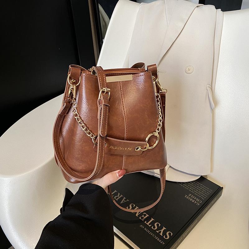 

Textured retro small bag women s autumn and winter new bucket bag fashionable versatile commuter messenger bag коричневый