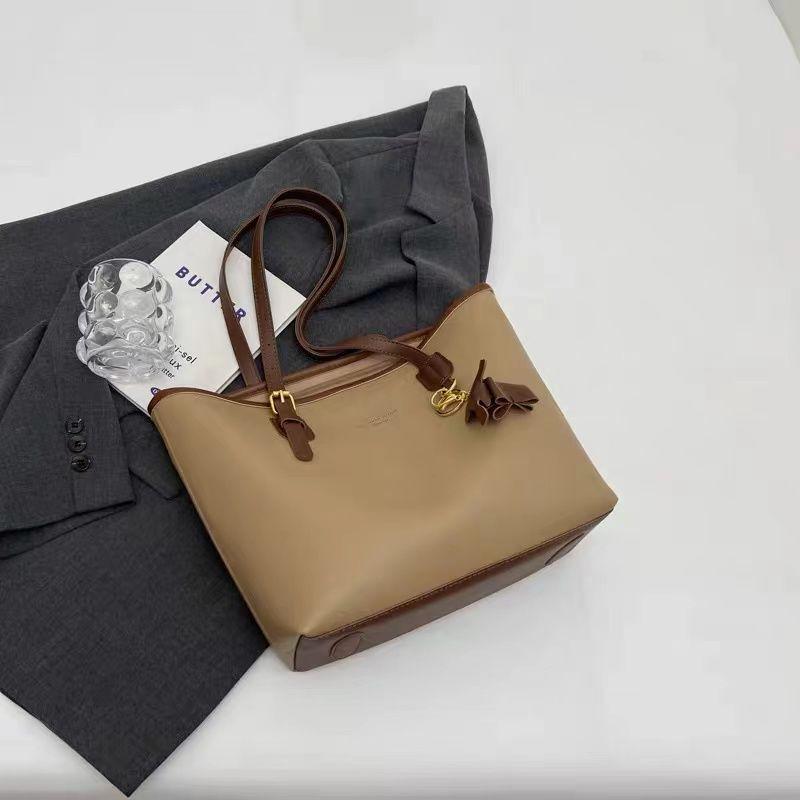 

Chic Women s 2025 Multi-Compartment Commuter Tote Bag with Large Capacity and Textured Design хакі