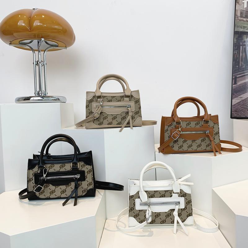 Foreign-style One-shoulder Handbag with Simple and Casual Texture 2024 Autumn New Korean Version of Fashion Messenger Small Square Bag Women