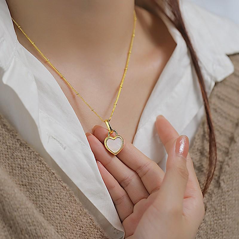 Peach Heart Geometric Necklace for Women: Fashionable Clavicle Choker