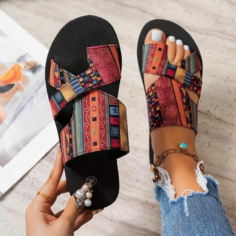 Neue, stilvolle, große, flache Damensandalen, neue modische, lässige, flache Damenpantoffeln.
