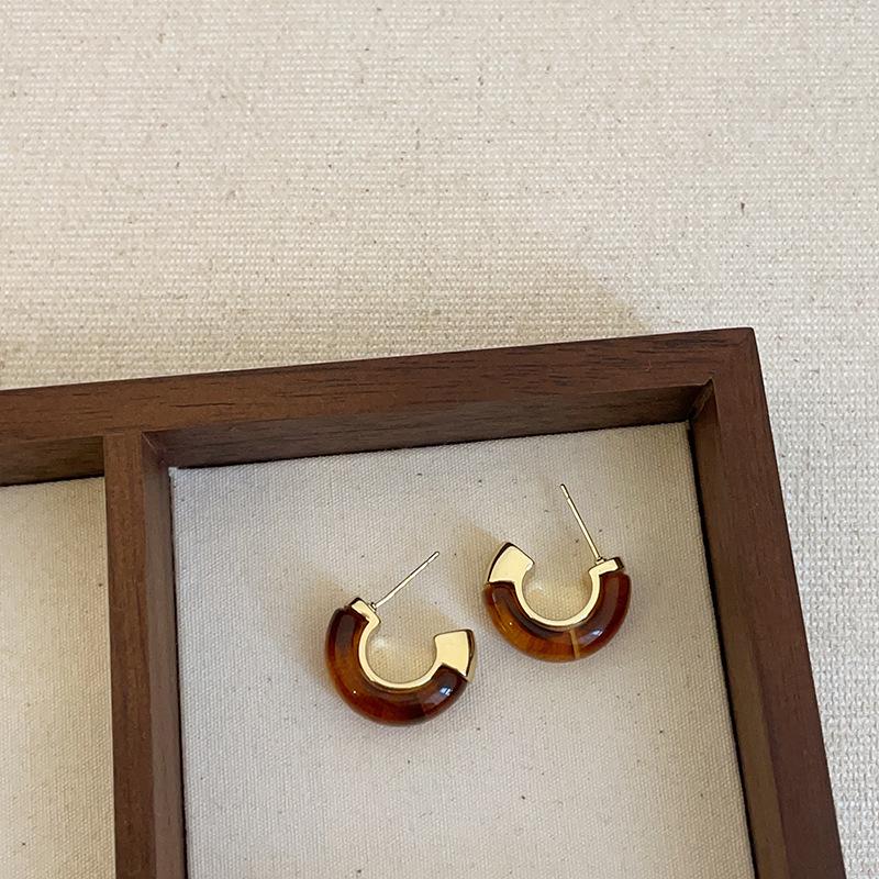 Exquisite Maelard Brown Resin Stud Earrings for Women: High-End, Fashionable, and Versatile Autumn/Winter Ear Accessories