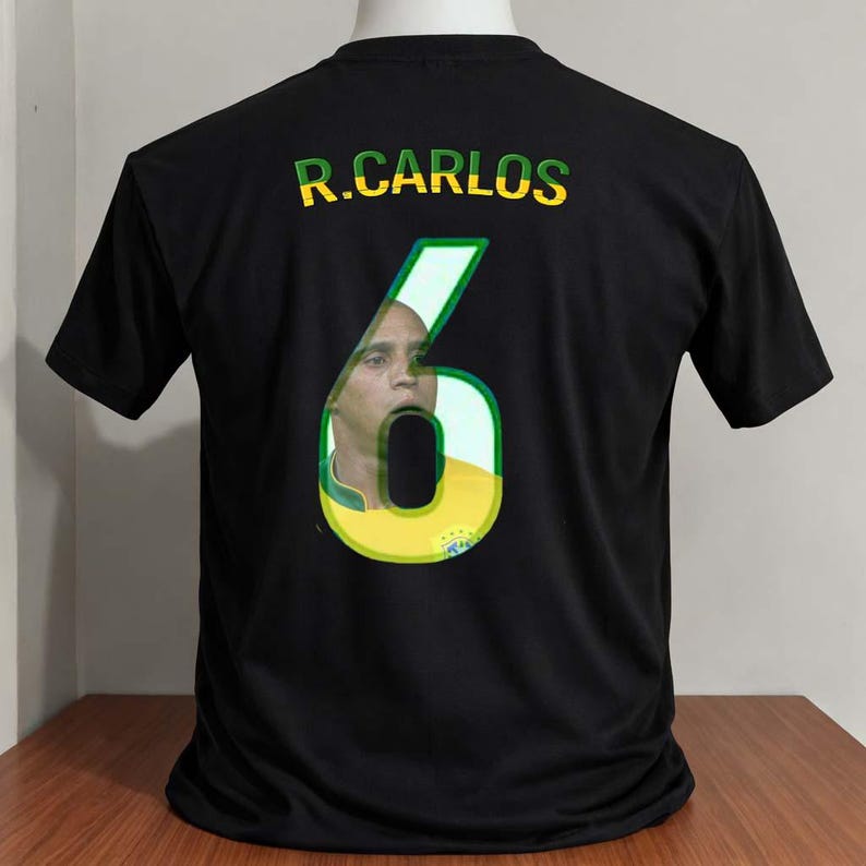 Roberto carlos giocatore brasile coppa del mondo fumetto maglietta grafica numero colore nero
