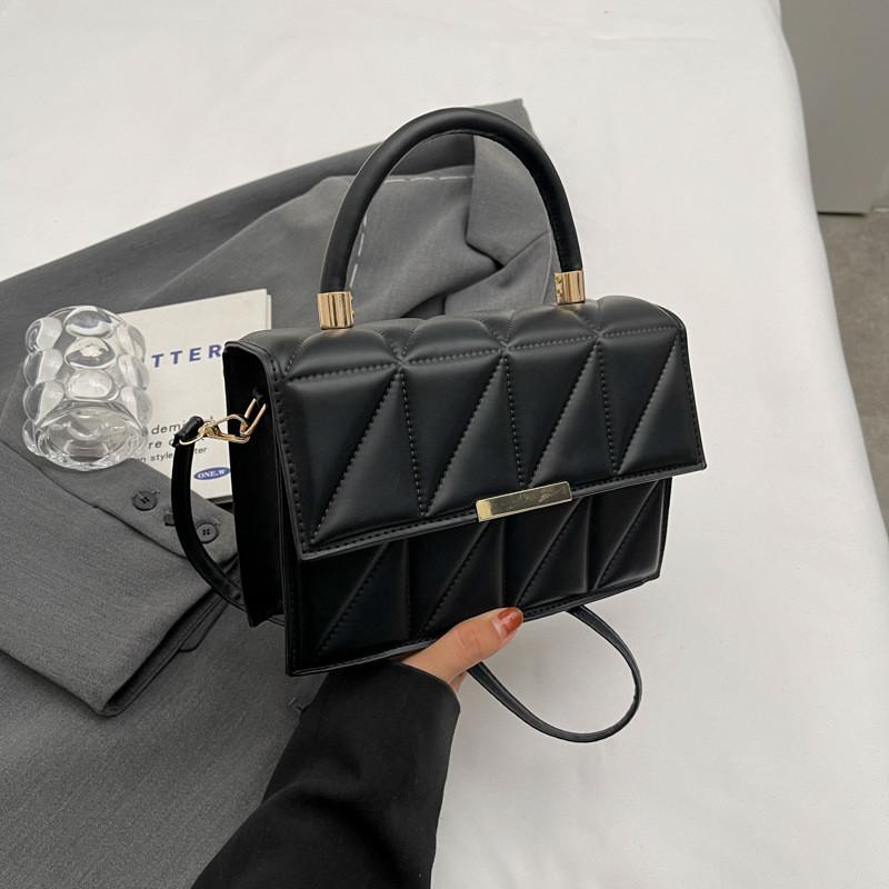 Stylish Minimalist Black Shoulder Bag Unique Design For Women Versatile Handbag чёрный