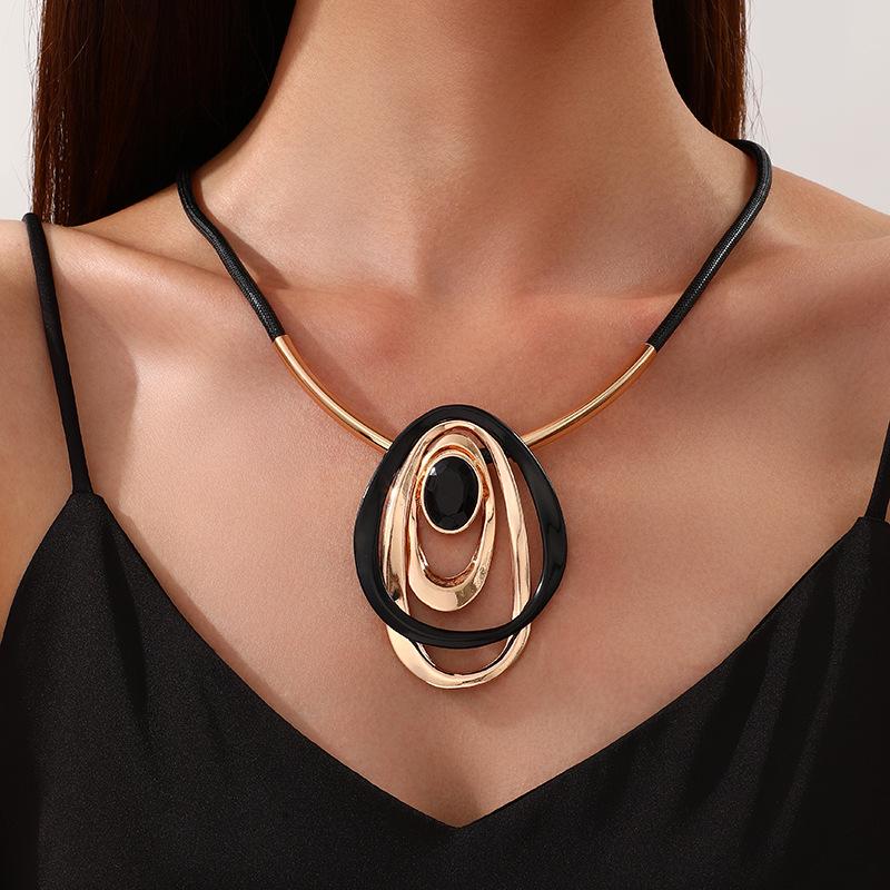 European-American Fashion Retro Pendant Necklace & Oval Earrings Set for Women