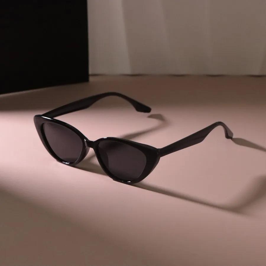 Luxurious Small Frame Sun Glasses Women Men Cat Eye Sunglasses Female Casual Black Colors Mirror Designer Brand Fashion